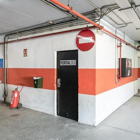 With Free Parking And Pool Apartment